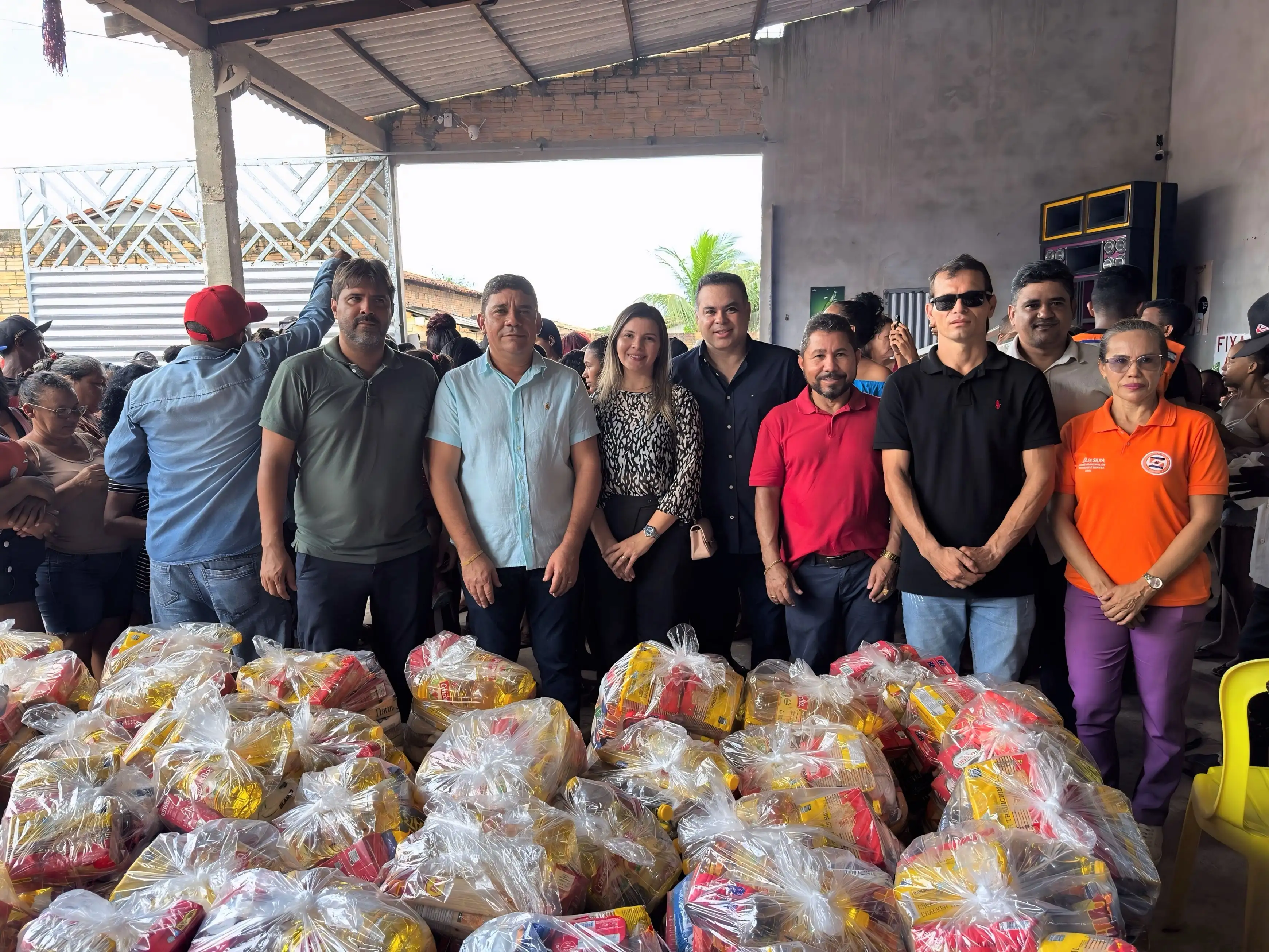 Foto 2 – Entrega de Cestas básicas, Água e Peixe às Famílias Helenenses