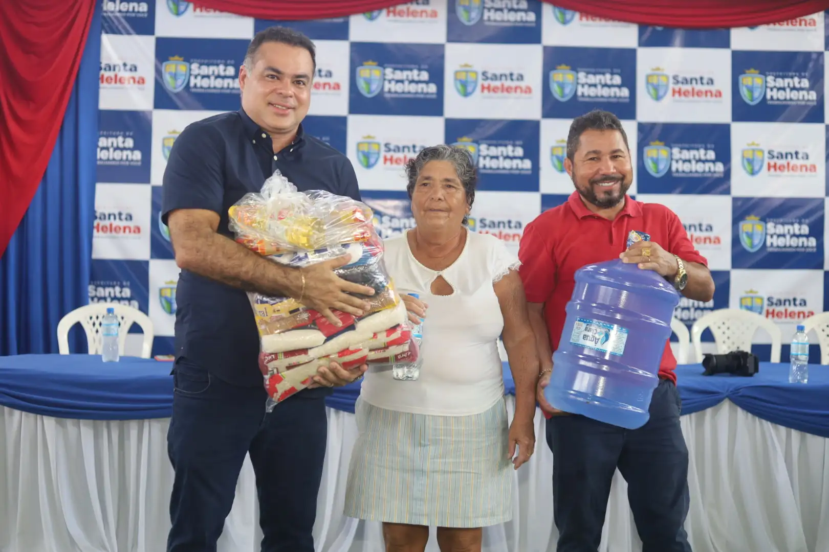 Foto 9 – Entrega de Cestas básicas, Água e Peixe às Famílias Helenenses
