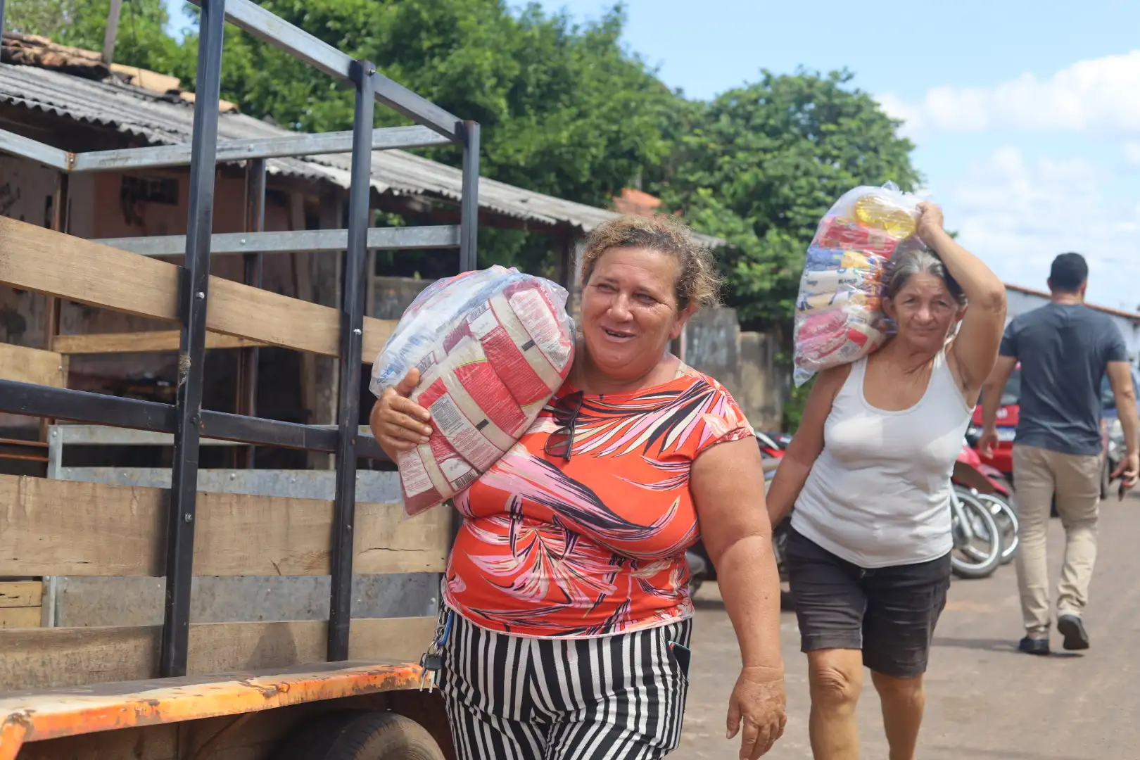 Foto 10 – Entrega de Cestas básicas, Água e Peixe às Famílias Helenenses