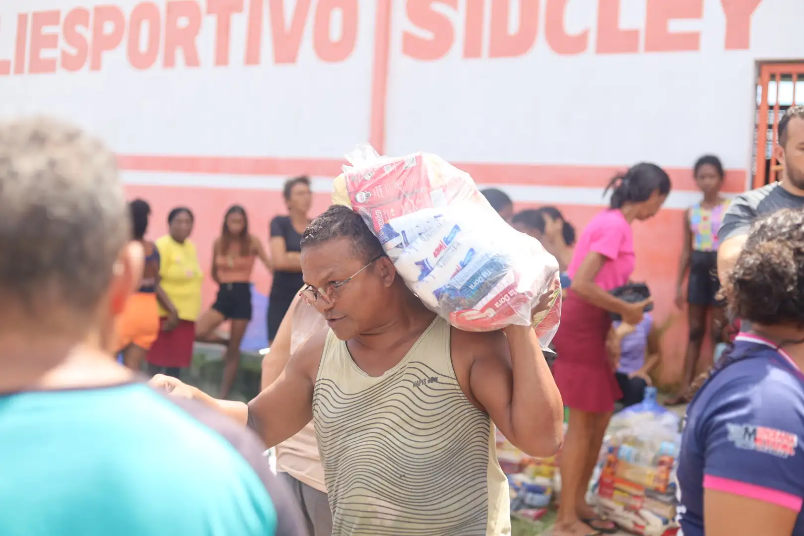 Foto 11 – Entrega de Cestas básicas, Água e Peixe às Famílias Helenenses