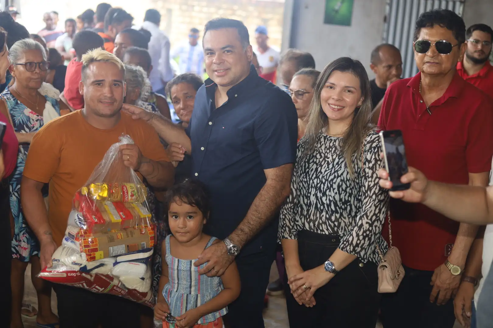 Foto 14 – Entrega de Cestas básicas, Água e Peixe às Famílias Helenenses